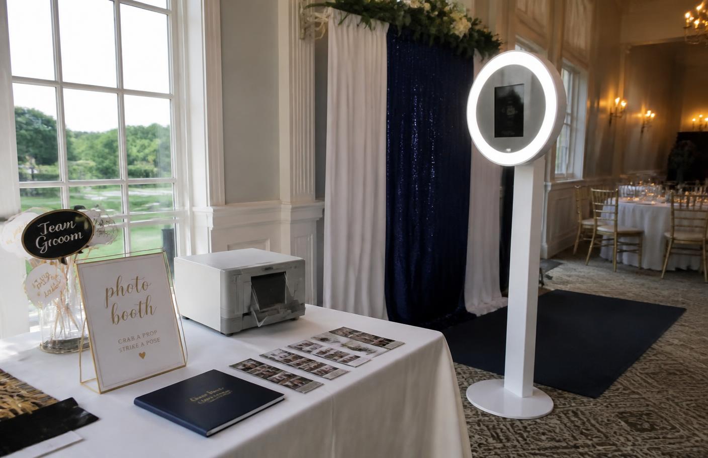 Photobooth auf einem Event mit feiernden Gästen